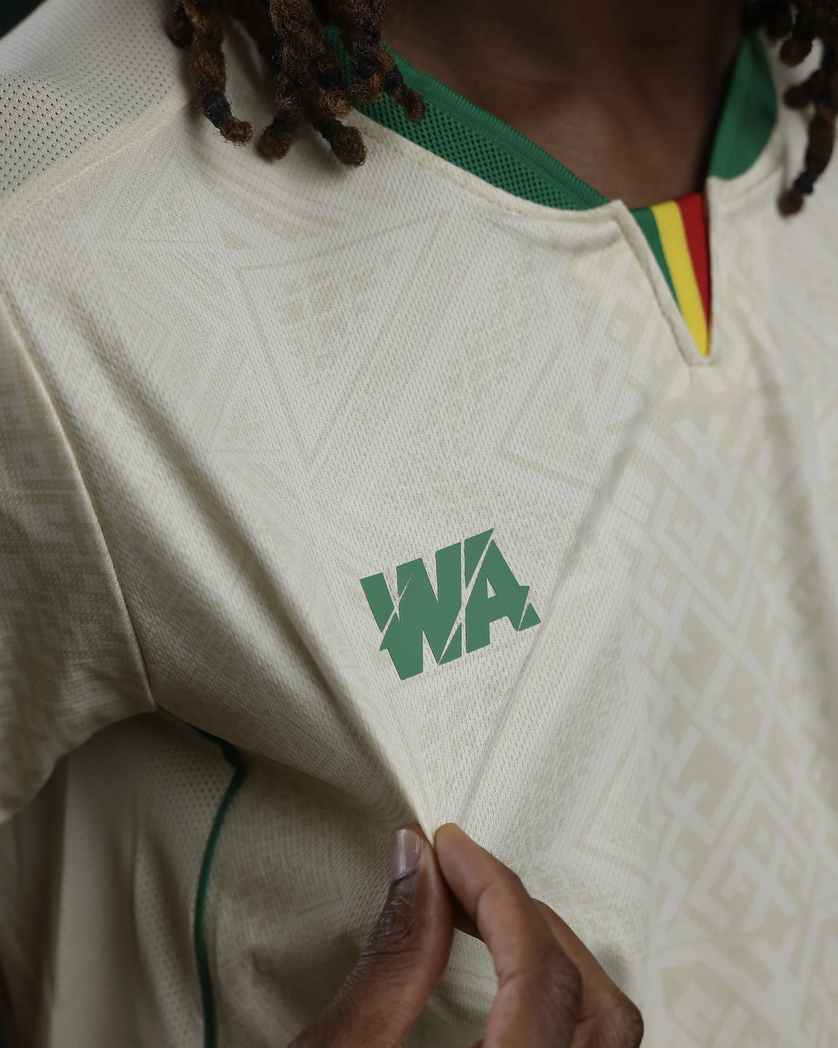 Détail du tissu et du logo WA du maillot domicile Mali 2026