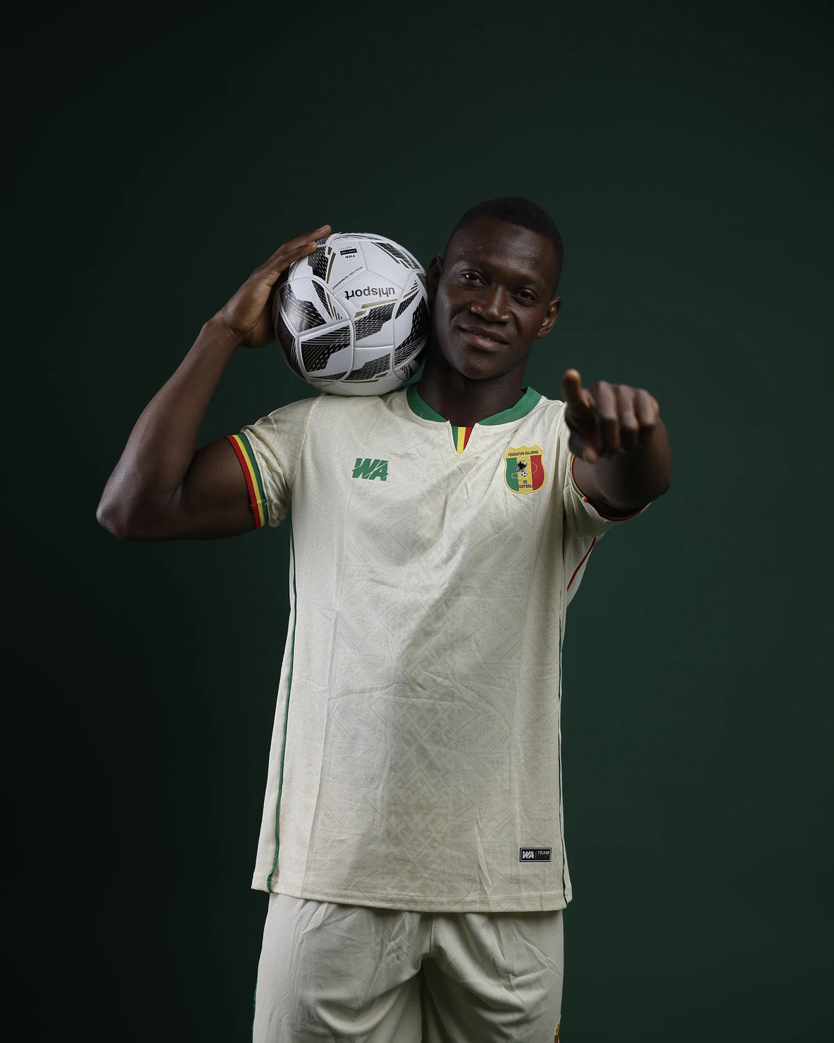 Joueur avec ballon en maillot domicile Mali 2026