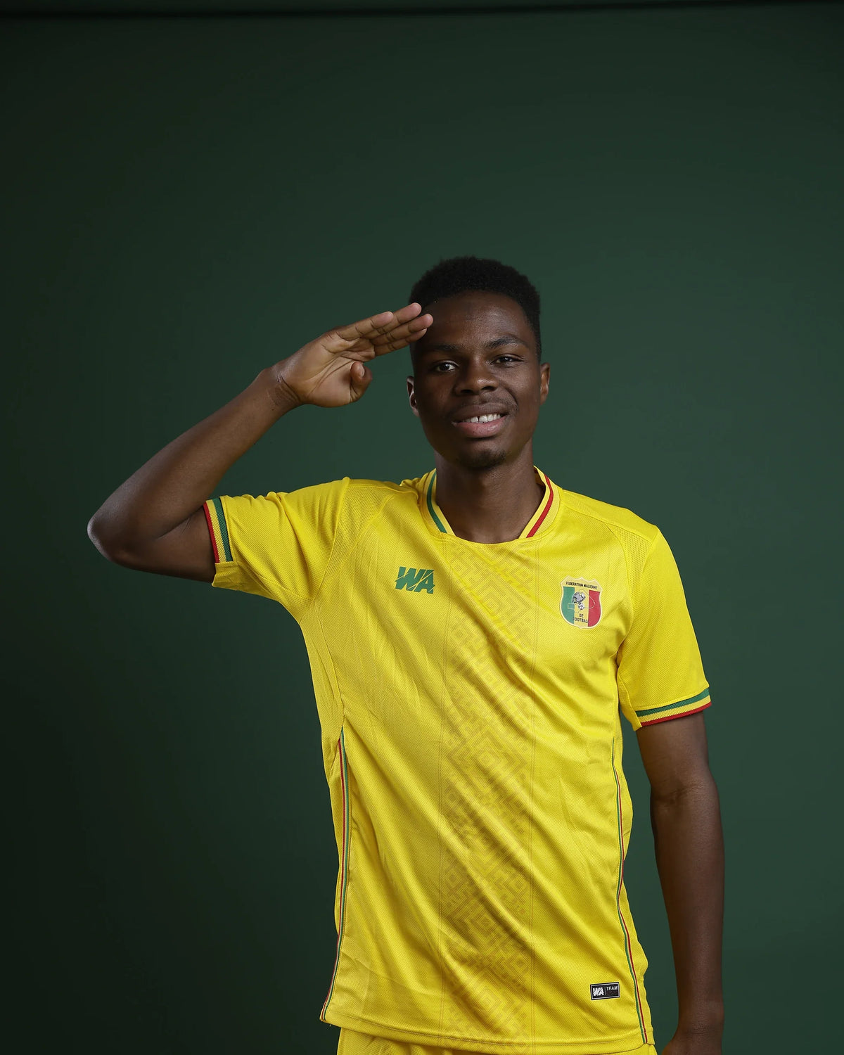 Joueur au salut portant le maillot extérieur Mali 2026
